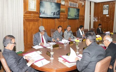हिमाचल की कैबिनेट मीटिंग शुरू:कर्मचारियों की रिटायरमेंट एज 1 साल बढ़ाने, 40% कम्युटेशन बंद करने का हो सकता है फैसला
