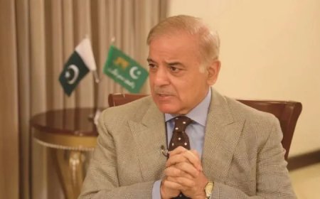 भारत से तनाव के बीच बुरी तरह फंसा पाकिस्तान, दो दिन में ही दुनिया के सामने फैलाया भीख का कटोरा