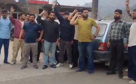 सोलन में महिला ने किया पाक-समर्थक पोस्ट:लोगों ने किया प्रदर्शन, दुकान-मकान खाली करवाने की मांग, एसडीएम ने कराया शांत