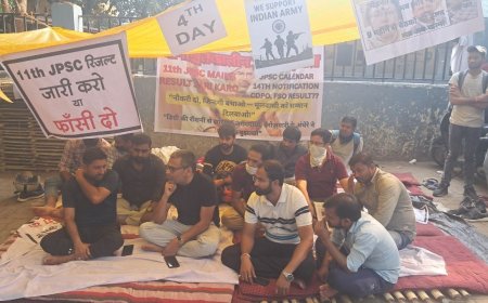 रांची में ‘रिजल्ट जारी करो या फांसी दो’ के नारे के साथ छात्रों ने जेपीएससी कार्यालय घेरा