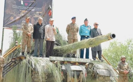 पाकिस्तान के पीएम शहबाज शरीफ का एक और ड्रामा: टैंक पर चढ़कर की बहादुरी की नकल, बोले -किताब लिखूंगा
