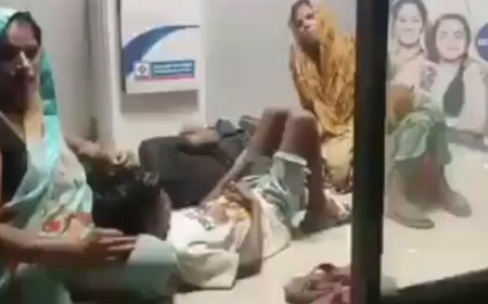 एक तो गर्मी, ऊपर से बिजली का धोखा… AC की ठंडी हवा लेने ATM बूथ के अंदर सो गया परिवार, अखिलेश ने शेयर किया Video
