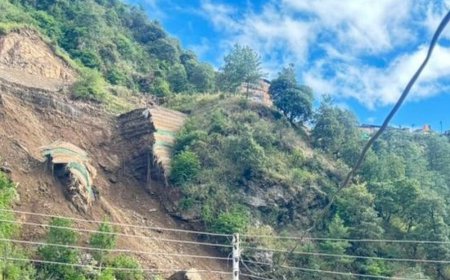 शिमला में बारिश से फोरलेन निर्माणकार्य ढहा:ढली में ढंगा गिरा, किसान बोले- सेब के बगीचे में घुसा मलबा