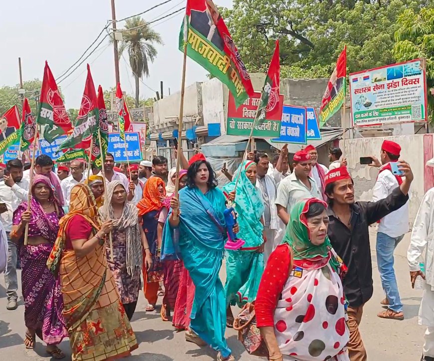 हाथ में बाबा साहेब की प्रतिमा और पोस्टर बैनर लेकर सडकों पर उतरे सपाई