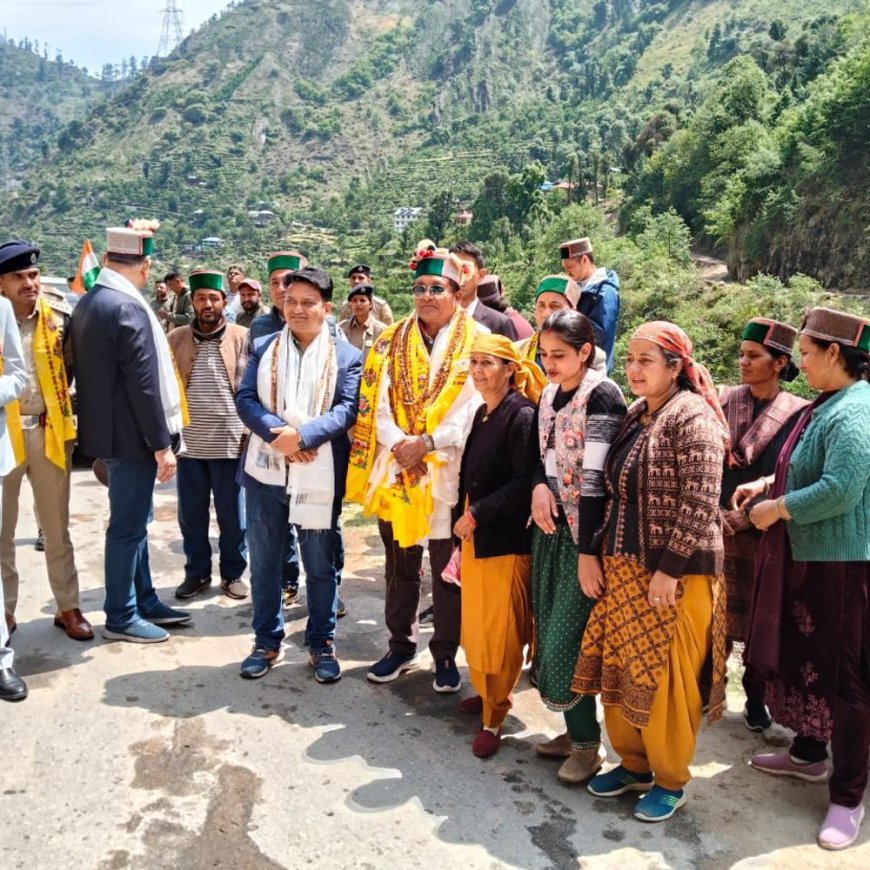 किन्नौर के थाच गांव में पहली बार पहुंची सरकारी बस:मंत्री नेगी ने हरी झंडी दिखाकर किया रवाना, ग्रामीण बोले- मिलेगी राहत