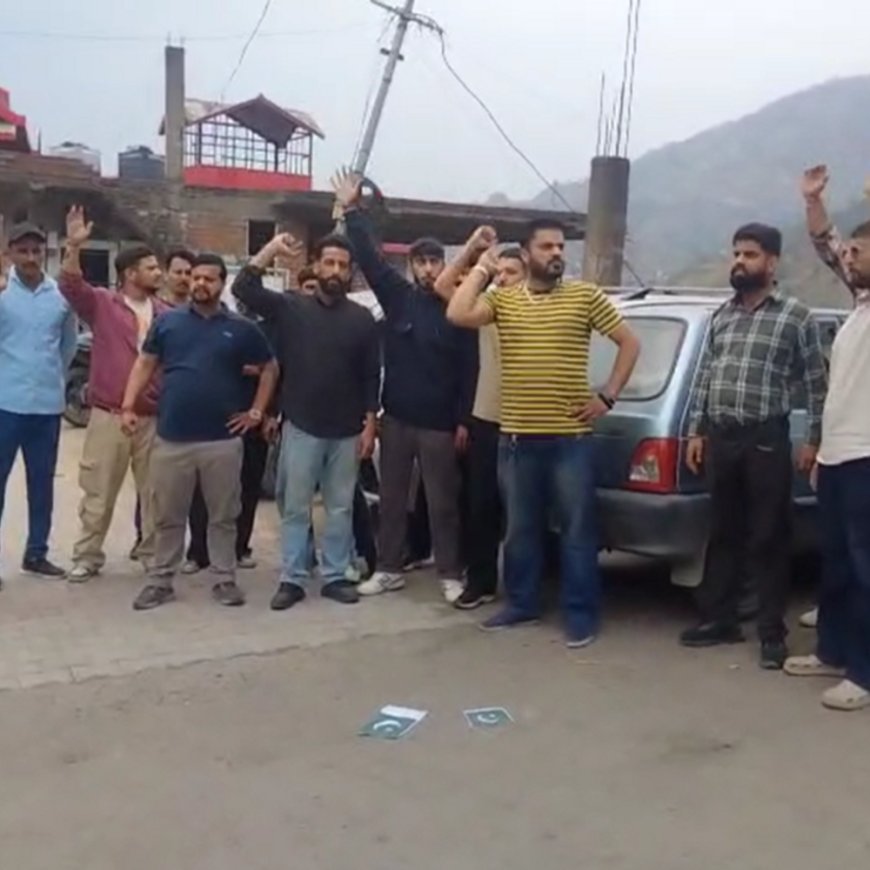 सोलन में महिला ने किया पाक-समर्थक पोस्ट:लोगों ने किया प्रदर्शन, दुकान-मकान खाली करवाने की मांग, एसडीएम ने कराया शांत