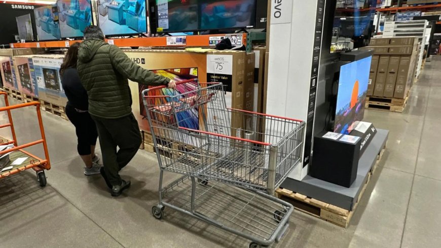 US retail sales little changed, signs of pullback after pre-tariff rush