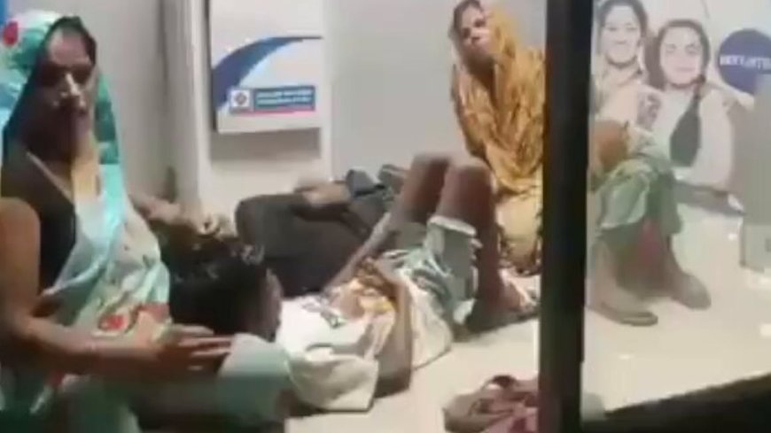एक तो गर्मी, ऊपर से बिजली का धोखा… AC की ठंडी हवा लेने ATM बूथ के अंदर सो गया परिवार, अखिलेश ने शेयर किया Video