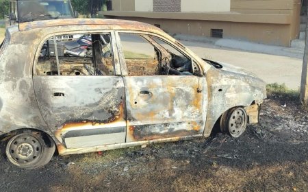 ऊना में व्यक्ति ने कार को लगाई आग:मालिक बोला-काम से लौटने के बाद पार्किंग में खड़ी की, पड़ोसियों के चिल्लाने से पता चला