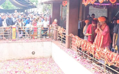 हजारों विस्थापित कश्मीरी हिन्दुओं ने मां खीर भवानी मंदिर में की पूजा अर्चना