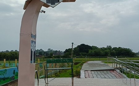 35 लाख का अमृत जलाशय पहली बारिश में ही धंसा:CM के उद्घाटन के 5 महीने बाद सीढ़ियों में दरार, टूटा सोलर ट्री