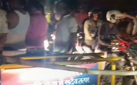 बेतिया में 4 दिन से बिजली गुल:आक्रोशित लोगों ने चनपटिया-बेतिया मुख्य मार्ग को किया जाम, पुलिस ने दिया समाधान का आश्वासन