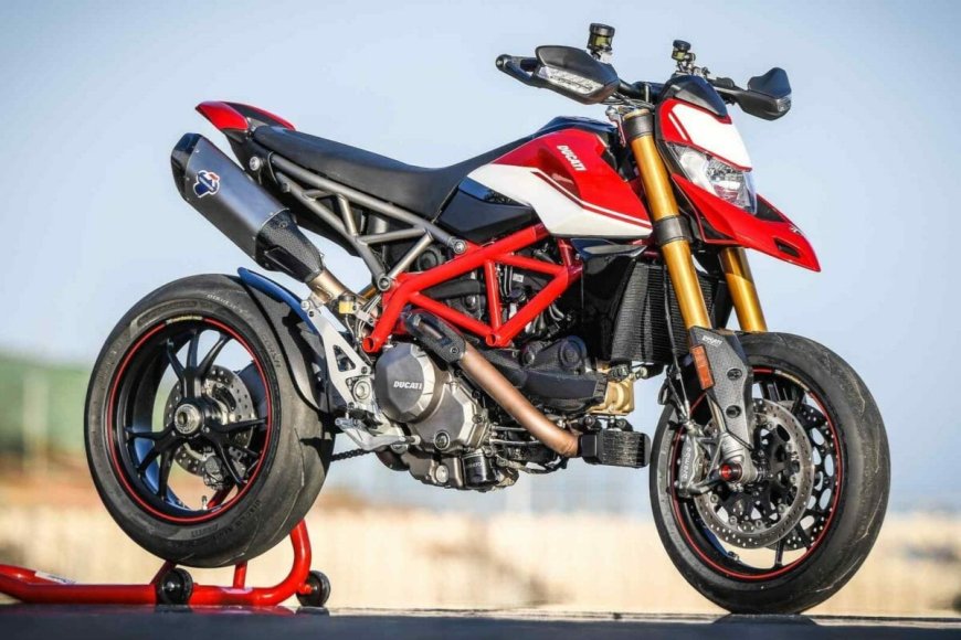 937cc इंजन, Cornering ABS और TFT डिस्प्ले वाली Ducati Hypermotard 950 की कीमत 16.00 लाख से शुरू