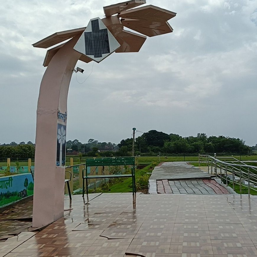 35 लाख का अमृत जलाशय पहली बारिश में ही धंसा:CM के उद्घाटन के 5 महीने बाद सीढ़ियों में दरार, टूटा सोलर ट्री