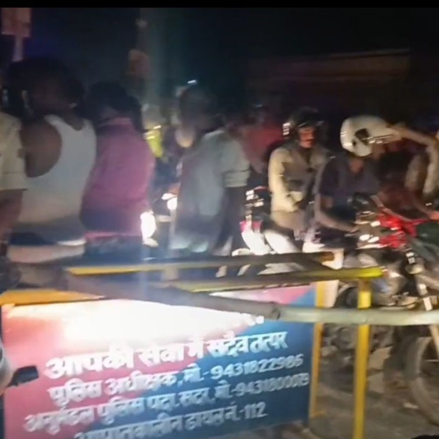 बेतिया में 4 दिन से बिजली गुल:आक्रोशित लोगों ने चनपटिया-बेतिया मुख्य मार्ग को किया जाम, पुलिस ने दिया समाधान का आश्वासन