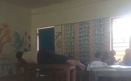 ऐसा आराम कहां? पढ़ाना छोड़ क्लासरूम में ही लेट गए हेड मास्टर, शर्ट भी उतार दी