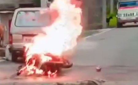 नवादा में चलती स्कूटी में लगी आग:अधिवक्ता ने कूदकर बचाई जान, बीच सड़क पर धूं-धूंकर जला वाहन