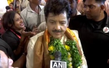 गायक उदित नारायण ने शंकराचार्य अविमुक्तेश्वरानंद से ली आशीर्वाद, बोले - "धन्य हो गया जीवन"