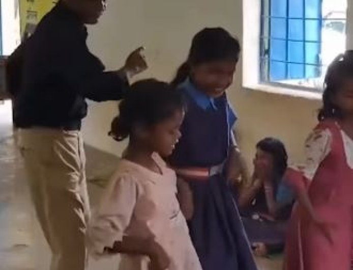 छत्तीसगढ़: नशे में धुत शिक्षक ने स्कूली छात्राओं से कराया डांस, वीडियो वायरल होने पर सस्पेंड