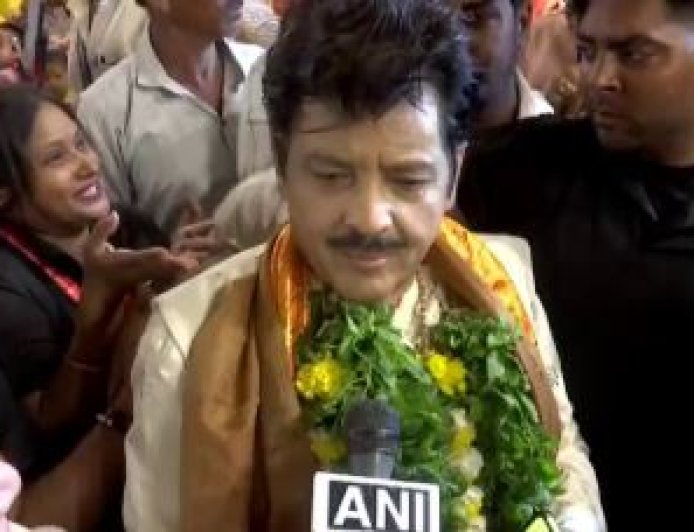 गायक उदित नारायण ने शंकराचार्य अविमुक्तेश्वरानंद से ली आशीर्वाद, बोले - "धन्य हो गया जीवन"