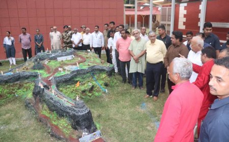 सरसंघचालक जी ने शिवशस्त्र शौर्यगाथा प्रदर्शनी का अवलोकन किया