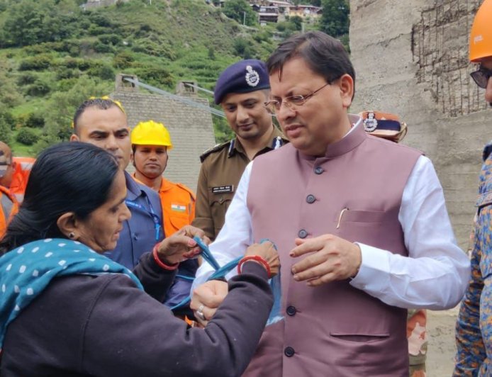 दुपट्टा फाड़कर राखी बना दी…धराली में आपदा बीच महिला ने CM पुष्कर सिंह धामी को बांधा रक्षा बंधन