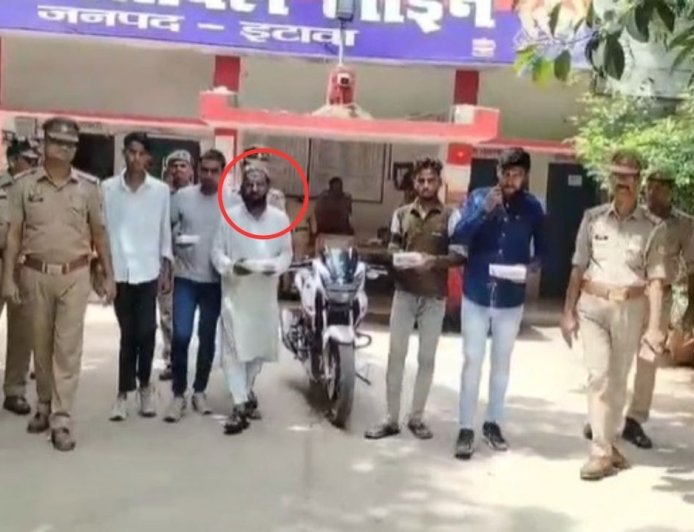 UP: इमाम साहब ने खरीदा 61000 का तमंचा, ठगी की शिकायत करने पहुंचे थाने; खुद हो गए गिरफ्तार