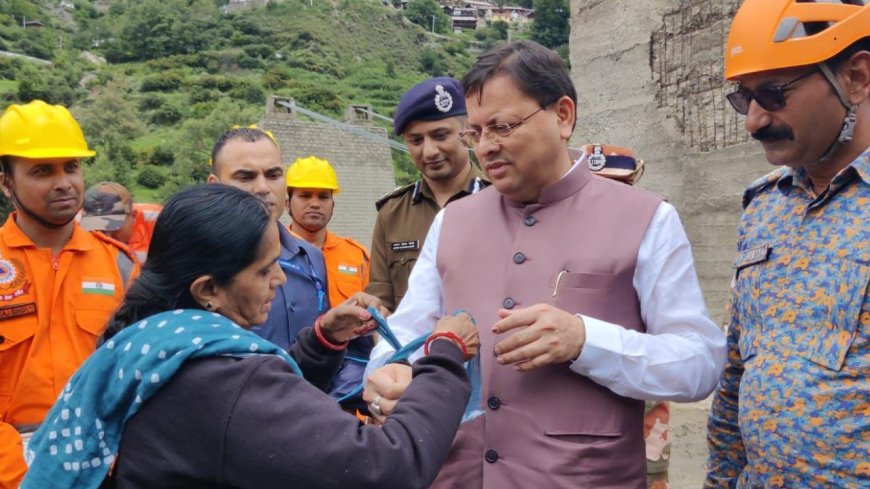 साड़ी का पल्लू फाड़कर राखी बना दी… धराली में महिला ने CM पुष्कर सिंह धामी को बांधी राखी
