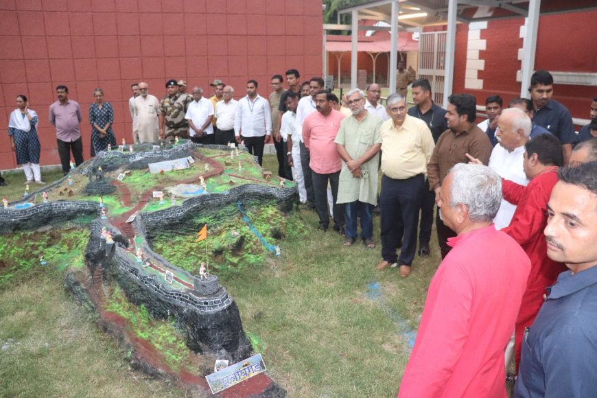 सरसंघचालक जी ने शिवशस्त्र शौर्यगाथा प्रदर्शनी का अवलोकन किया