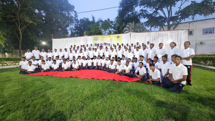 बीजापुर में 103 माओवादियों ने डाले हथियार