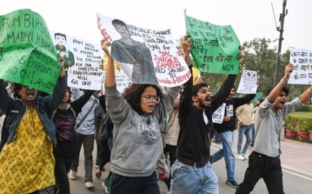 प्रदूषण के नाम पर प्रदर्शन में पुलिस पर मिर्ची स्प्रे से हमला; कुख्यात नक्सली हिडमा के समर्थन में नारे