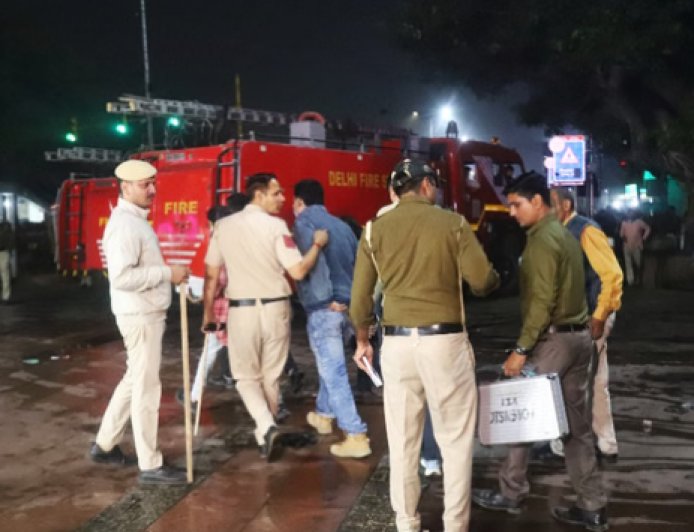 दिल्ली धमाका: लाल किला मेट्रो के पास कार में बड़ा विस्फोट — कार के मालिक और कनेक्शन से चौंकाने वाले खुलासे