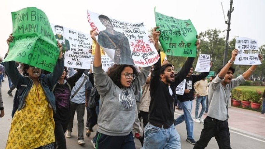 प्रदूषण के नाम पर प्रदर्शन में पुलिस पर मिर्ची स्प्रे से हमला; कुख्यात नक्सली हिडमा के समर्थन में नारे