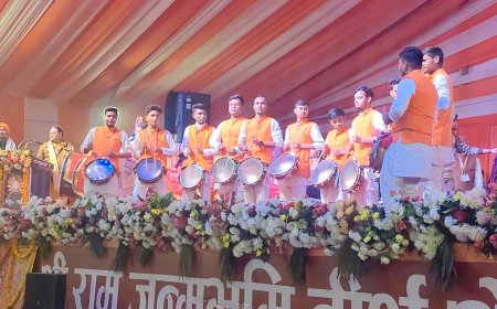 शिवगर्जना समूह ने ढोल-ताशे की ताल से बालक राम का वंदन किया