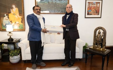 233 साल पुरानी वाल्मीकि रामायण राम कथा संग्रहालय को भेंट की गई