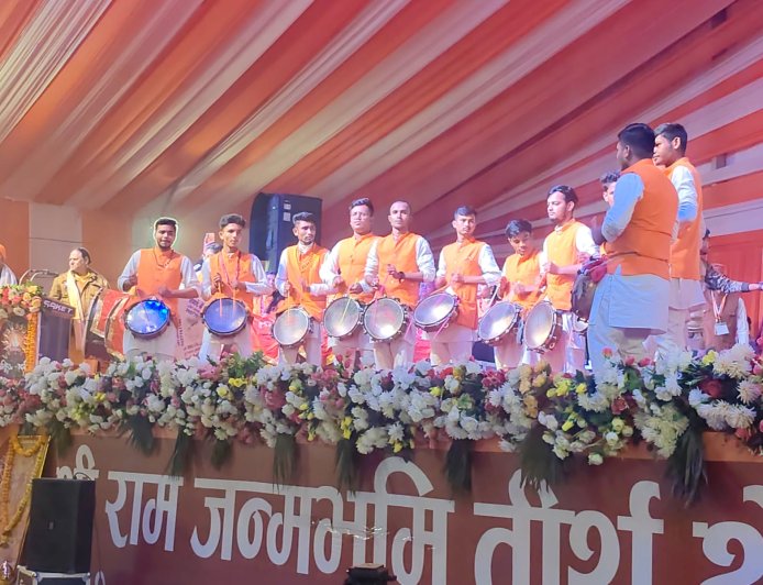 शिवगर्जना समूह ने ढोल-ताशे की ताल से बालक राम का वंदन किया