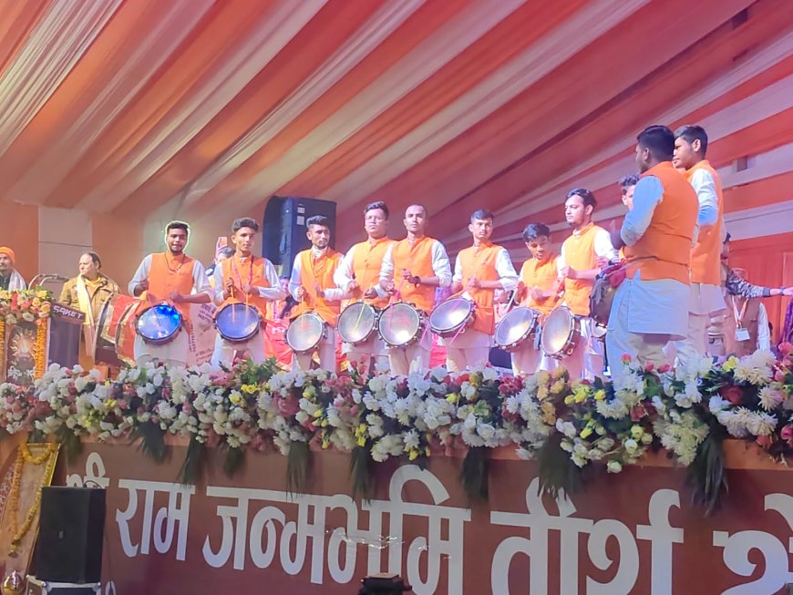 शिवगर्जना समूह ने ढोल-ताशे की ताल से बालक राम का वंदन किया