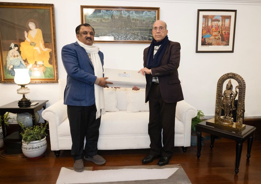 233 साल पुरानी वाल्मीकि रामायण राम कथा संग्रहालय को भेंट की गई