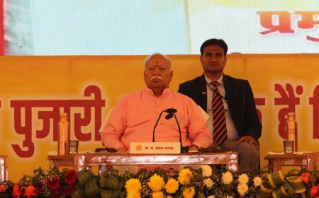 राष्ट्रीय स्वंयसेवक संघ के सर संघचालक डॉ॰ मोहन भागवत जी के प्रवास के दूसरे दिन प्रमुख जन गोष्ठी में बोलते