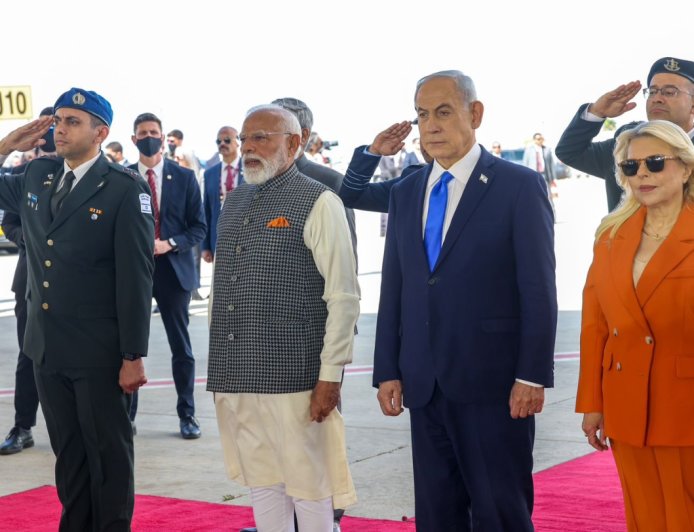 इजरायल में PM मोदी का भव्य स्वागत, नेतन्याहू ने लगाया गले, गार्ड ऑफ ऑनर भी मिला