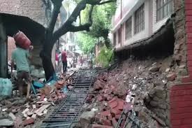 दिल्ली में भारी बारिश के कारण मकान की दीवार गिरी, तीन स्कूली बच्चे फंसे; रेस्क्यू ऑपरेशन में सभी सुरक्षित